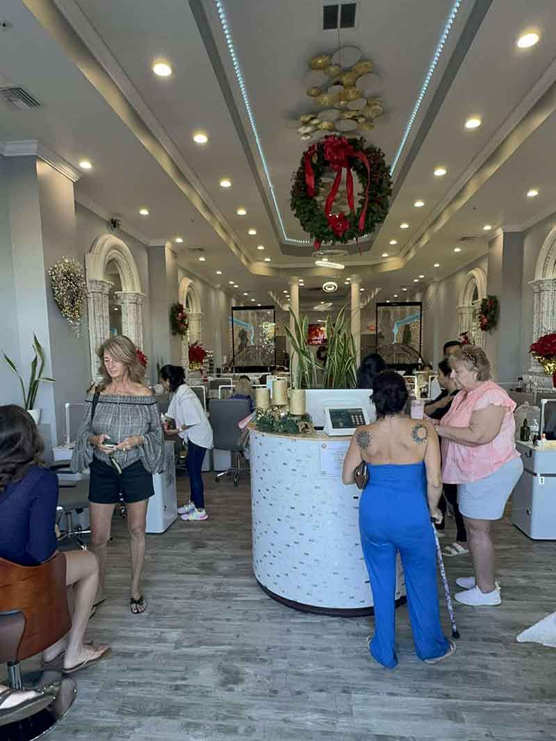 Cần Thợ Nail Khu Đông Khách In Stuart FL